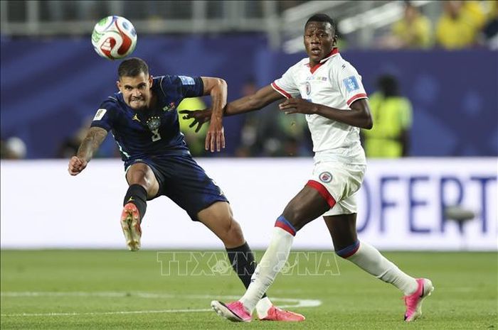 Tiền vệ Bruno Guimaraes (trái) của Brazil tranh bóng với cầu thủ Haiti. Ảnh: THX/TTXVN