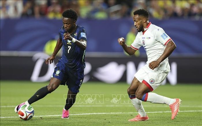 Tiền đạo Vinicius Junior của Brazil kiểm soát bóng trước cầu thủ Haiti. Ảnh: THX/TTXVN