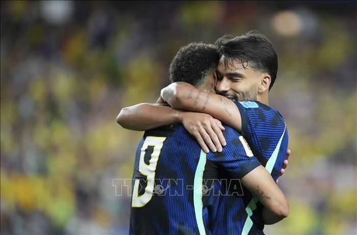 Tiền đạo Brazil Matheus Cunha (trái) ăn mừng bàn thắng cùng đồng đội. Ảnh: THX/TTXVN