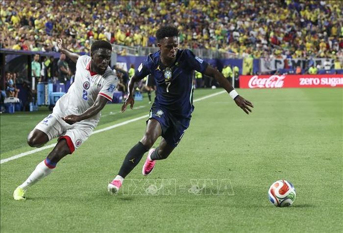 Pha tranh bóng giữa hậu vệ Haiti Carlens Arcus (trái) và tiền đạo Vinicius Jr của Brazil. Ảnh: THX/TTXVN