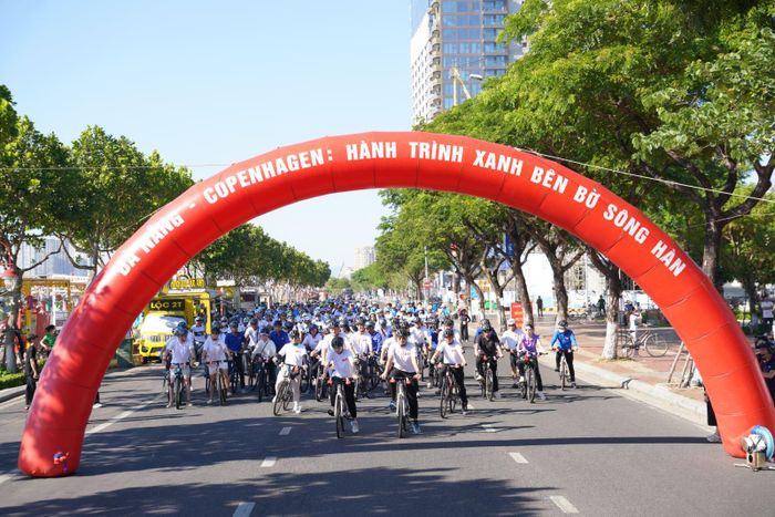 Sáng 20/6, gần 300 người tham gia đạp xe hưởng ứng kỷ niệm 55 năm thiết lập quan hệ ngoại giao Việt Nam - Đan Mạch (1971 - 2026). Ảnh: BTC