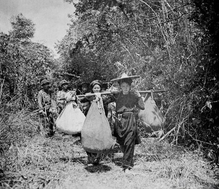 Đoàn nữ dân công dân tộc thiểu số gánh đạn dược ra chiến trường. Ảnh: Nguyễn Đăng Bẩy