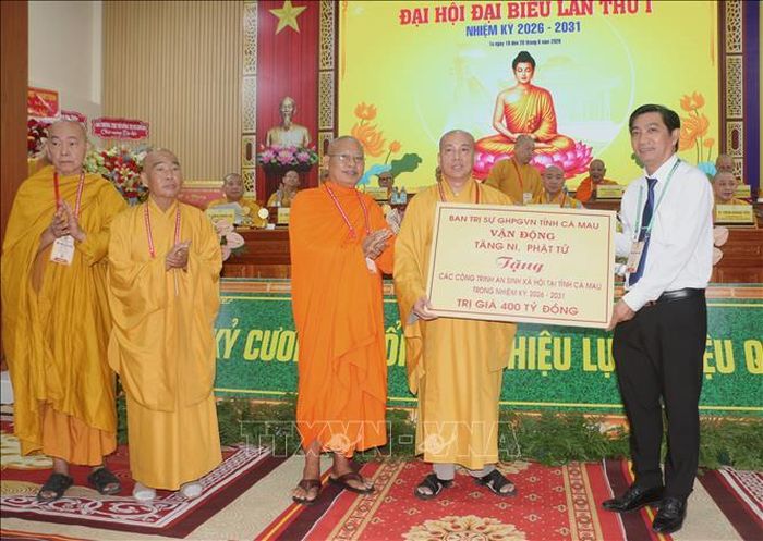 Ban Trị sự Giáo hội Phật giáo Việt Nam tỉnh Cà Mau trao bảng tượng trưng đồng hành cùng tỉnh Cà Mau thực hiện các hoạt động an sinh xã hội nhiệm kỳ 2026 - 2031 với số tiền 400 tỷ đồng.