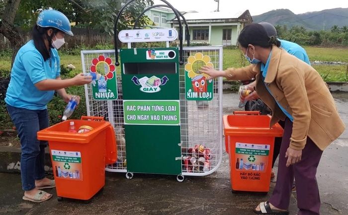 Người dân Hà Nội làm quen với việc phân chia rác. Ảnh: Hanoimoi