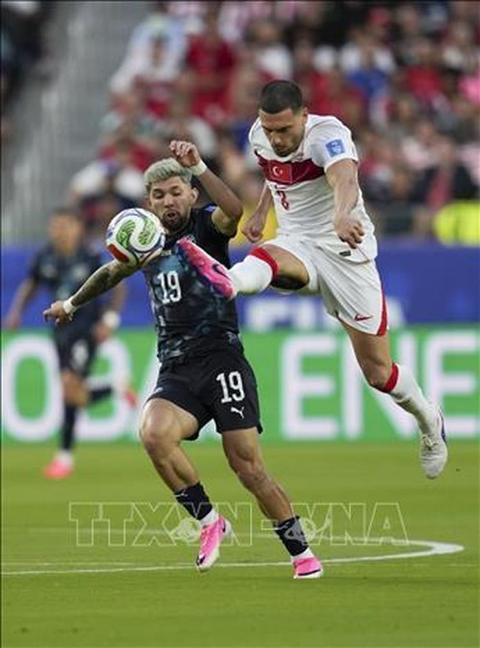 Pha tranh bóng giữa tiền đạo Paraguay Julio Enciso (trái) và hậu vệ Thổ Nhĩ Kỳ Merih Demiral. Ảnh: THX/TTXVN