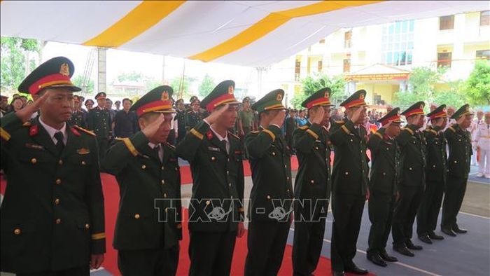 Lễ viếng các anh hùng liệt sĩ.