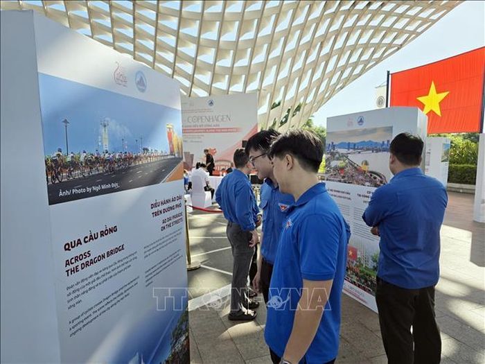 Tuổi trẻ Đà Nẵng tham quan triển lãm tại sự kiện.