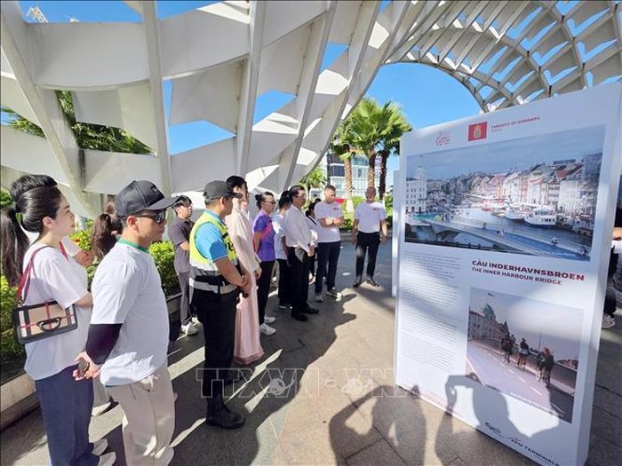 Đại biểu tham quan triển lãm ảnh tại sự kiện.