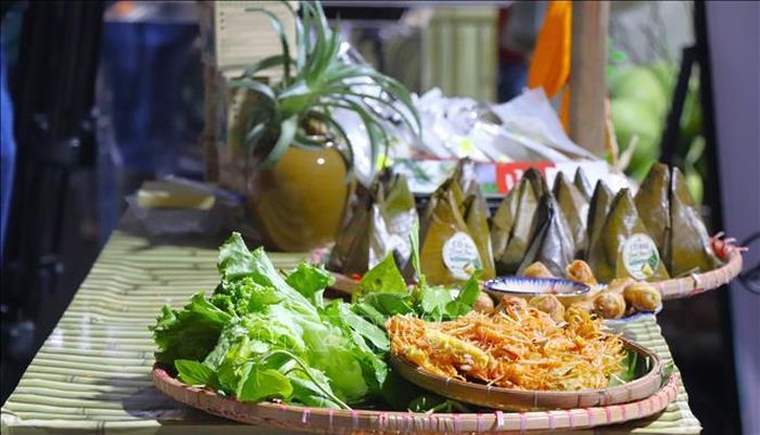 Đa dạng các loại bánh dân gian tại tuần lễ văn hóa du lịch Cần Thơ.