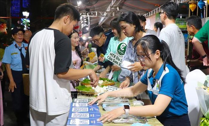 Không gian quảng bá du lịch thu hút đông bạn trẻ.