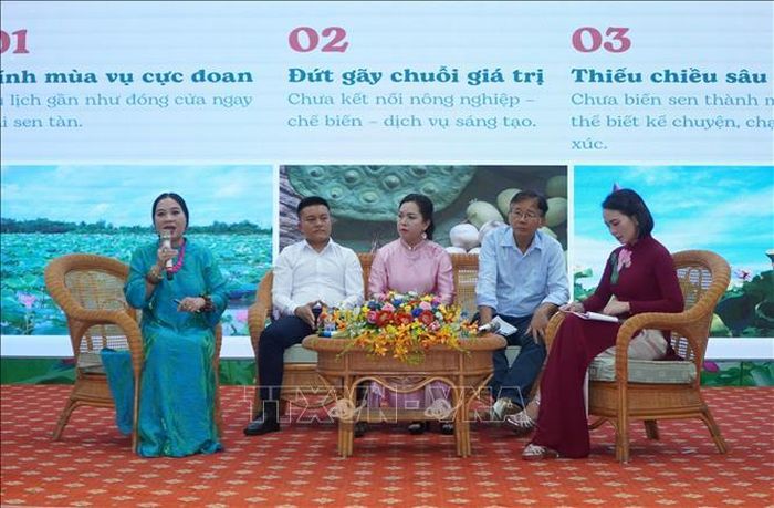 Các đại biểu trao đổi, chia sẻ vấn đề về phát triển sản phẩm, du lịch từ sen.