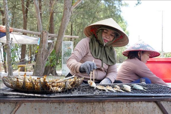 Những mẻ cá trích nướng vàng óng, thơm lừng là tâm huyết của những người phụ nữ vùng biển.