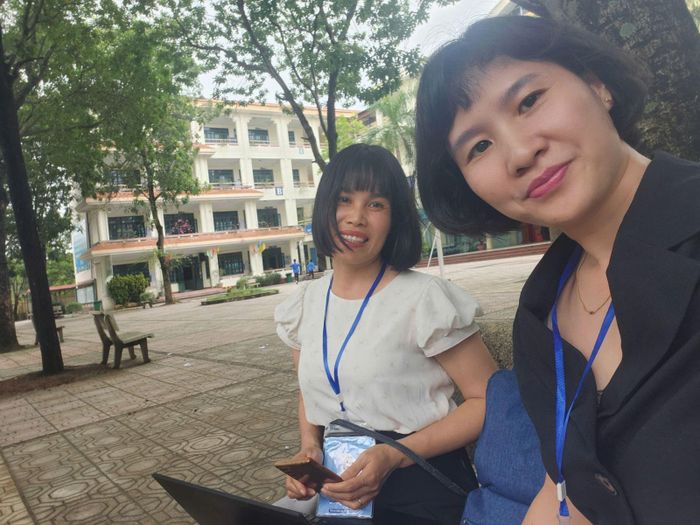 Phóng viên Lê Vân tác nghiệp tại điểm thi.