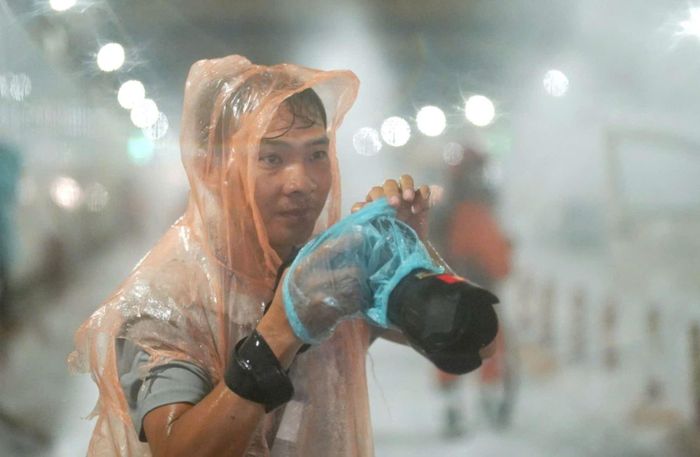 Phóng viên Mạnh Linh tác nghiệp trong thời tiết mưa ngập.