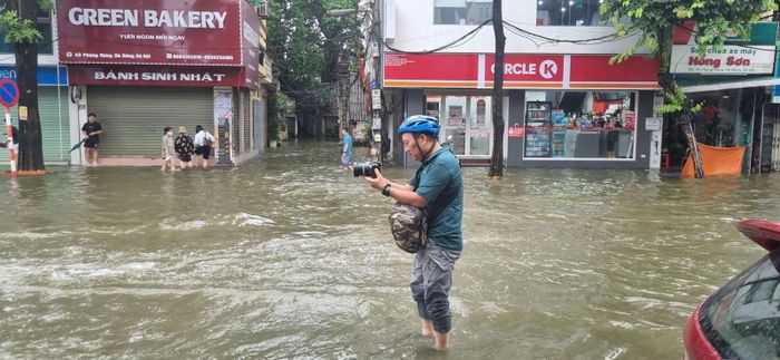 Những lần đi tác nghiệp trong vùng lũ, ngập nhiều kỷ niệm với phóng viên Lê Phú.