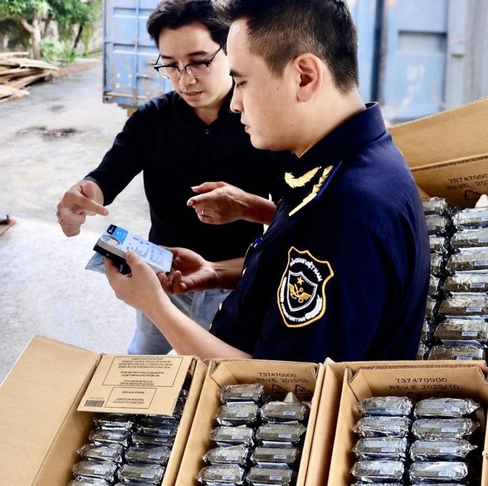 Cán bộ Hải quan kiểm tra, xử lý lô hàng phần mền có dấu hiệu vi phạm quyền sở hữu trí tuệ. Ảnh: Cục Hải quan