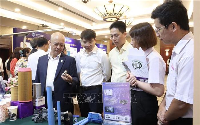 Doanh nghiệp tham quan gian hàng giới thiệu sản phẩm trong khuôn khổ Café Doanh nhân.