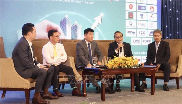 Các chuyên gia chia sẻ thông tin tại chương trình.
