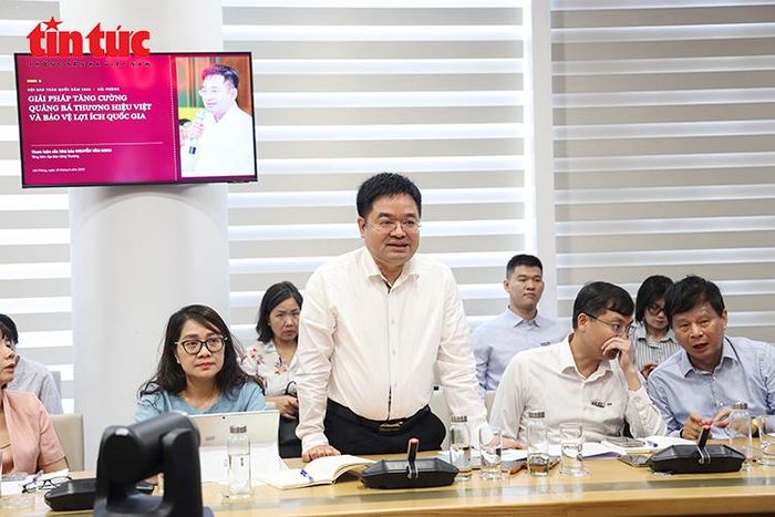 Nhà báo Nguyễn Văn Minh, Tổng Biên tập Báo Công Thương trình bày tham luận.