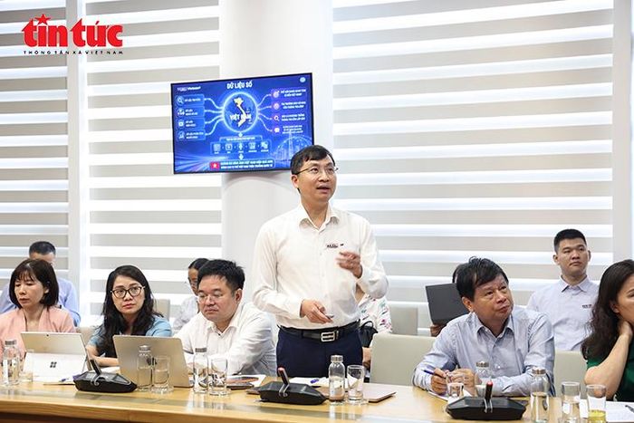 Nhà báo Trần Tiến Duẩn, Tổng biên tập báo Vietnam Plus tham gia phát biểu tại buổi tọa đàm.