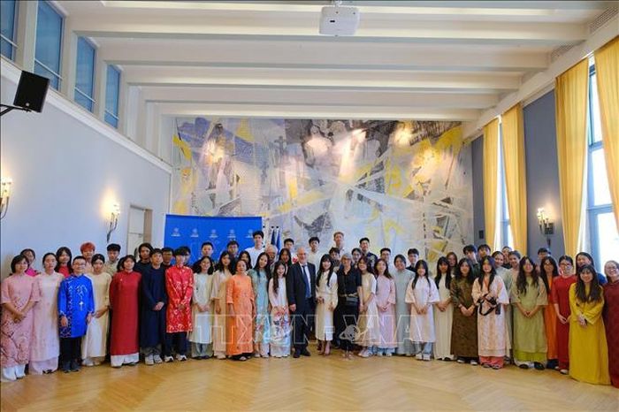 Thị trưởng thành phố Lorient, ông Fabrice Loher, chụp ảnh chung cùng các thành viên tham gia Festival Vietnam lần thứ 4 tại Lorient. Ảnh: TTXVN phát