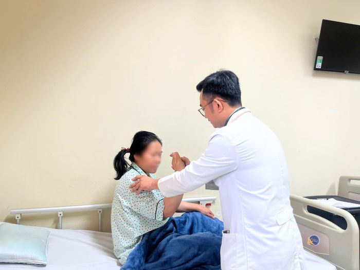 Bác sĩ thăm khám khả năng vận động của người bệnh sau điều trị. Ảnh: BV