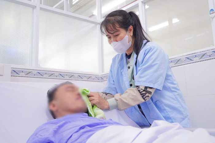 Anh V. H. tiếp tục được điều trị dự phòng, kết hợp phục hồi chức năng nhằm giảm nguy cơ tái phát và sớm trở lại cuộc sống thường ngày. Ảnh: BV