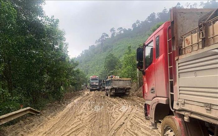Giao thông trên tuyến Quốc lộ 14D rất khó khăn do tuyến đường bị xuống cấp nghiêm trọng (ảnh tư liệu).