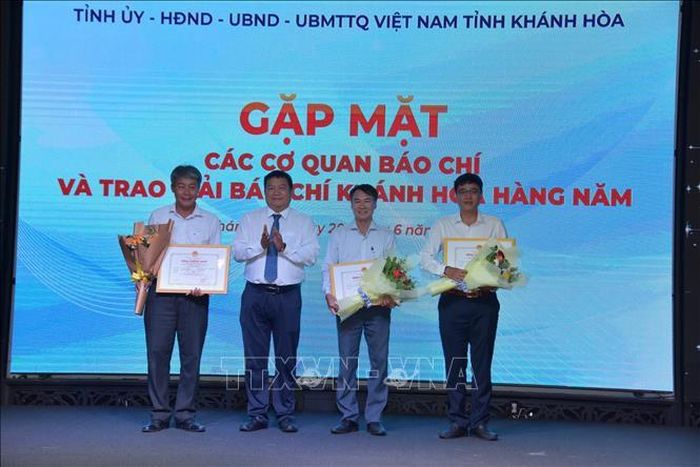 Lãnh đạo UBND tỉnh trao giải cho các cơ quan báo chí.