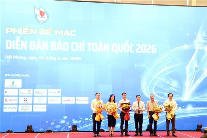 Tặng hoa cho các đơn vị phụ trách các phiên thảo luận tại diễn đàn. Ảnh: Mạnh Tú/TTXVN