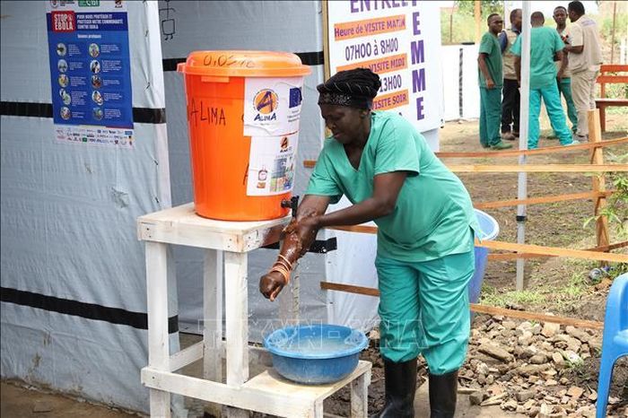 Nhân viên y tế làm việc tại trung tâm điều trị Ebola ở Rwampara, CHDC Congo. Ảnh: THX/TTXVN
