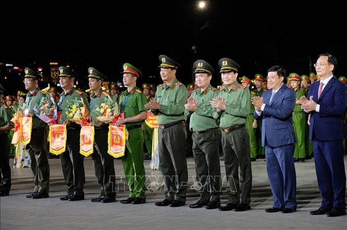 Lãnh đạo Bộ Công an, lãnh đạo tỉnh Lâm Đồng trao cờ lưu niệm cho các đoàn tham dự hội thao Công an nhân dân khu vực 3. Ảnh: Nguyễn Dũng/TTXVN