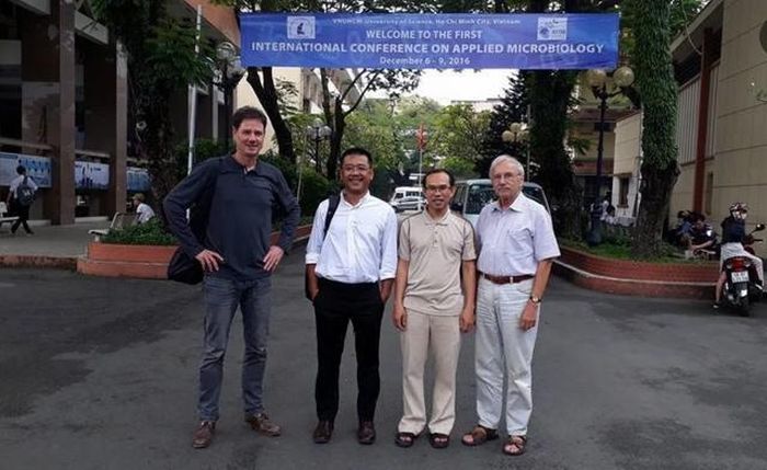 PGS.TS Nguyễn Duy Liêm (thứ hai từ trái qua) tham dự Hội nghị Quốc tế về Vi sinh học Ứng dụng lần 1 tại Trường Đại học Khoa học Tự nhiên. Ảnh: NCCC.