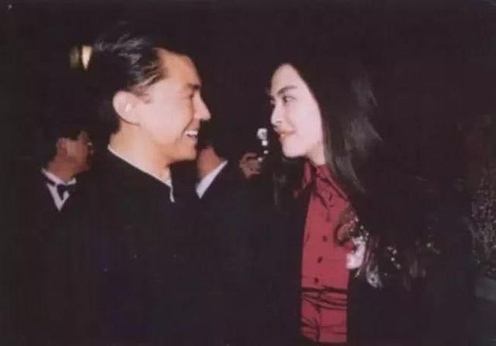 Lâm Thanh Hà và Vương Tổ Hiền đều xao xuyến trước nhan sắc trời cho này.