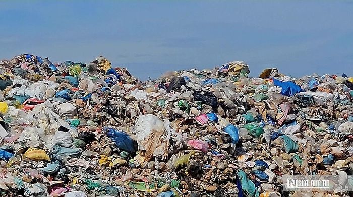 Rác thải tập trung lộ thiên, bốc mùi hôi thối.