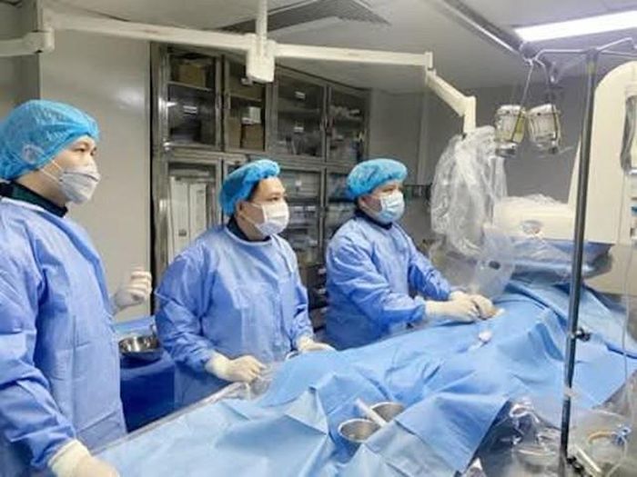 Ê-kíp thực hiện can thiệp nội mạch cấp cứu cho người bệnh. Ảnh: BVCC.