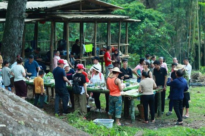 Bên cạnh việc khám phá cảnh quan, du khách cũng được tìm hiểu đời sống của người dân bản địa.