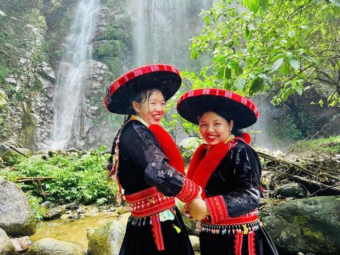 Những cô gái Dao Tiền trong trang phục dân tộc tại Lủng Páng.