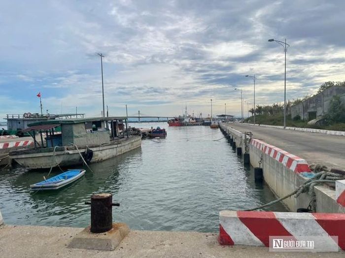 Nhiều tàu muốn ra biển phải nằm chờ thủy triều lên, dẫn đến nguy cơ lỡ chuyến biển.