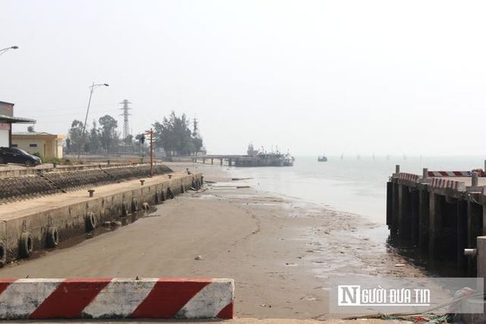 Do luồng lạch vào cảng bị bồi lắng, các tàu công suất lớn không vào được để bốc dỡ hàng hóa.