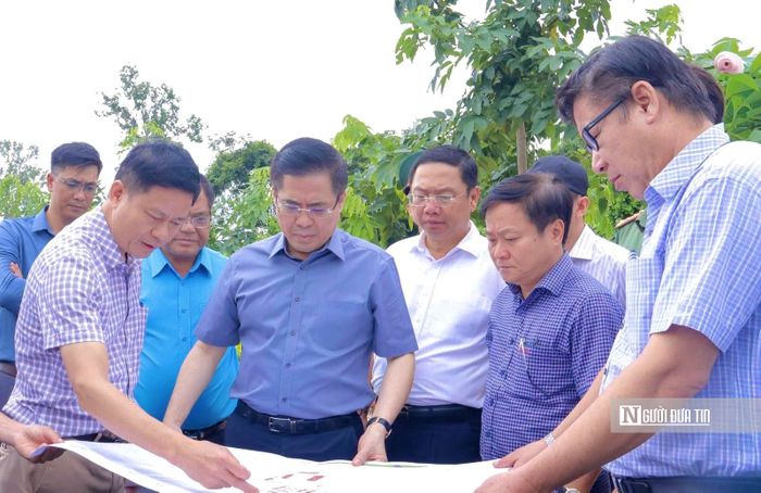 Ông Nguyễn Hoàng Giang, Chủ tịch UBND tỉnh Quảng Ngãi, cùng các lãnh đạo sở, ban, ngành trong buổi kiểm tra tiến độ mới đây.