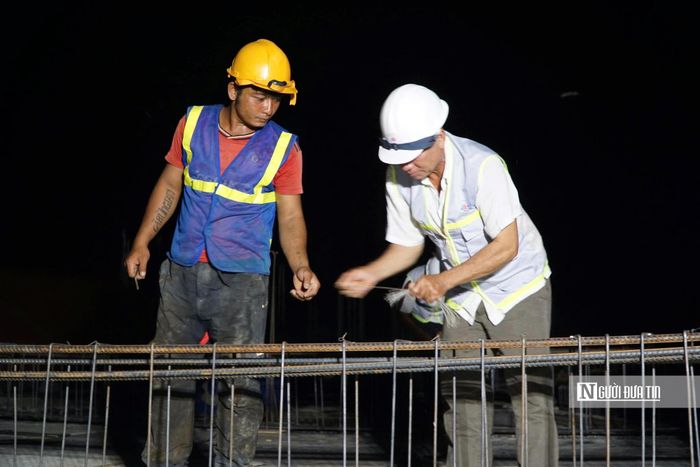 Nhiều tổ công nhân được bố trí làm việc cả ban ngày lẫn ban đêm để đẩy nhanh tiến độ xây dựng.