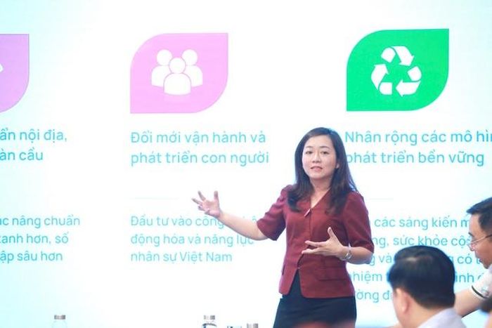 Bà Lê Thị Hồng Nhi tham luận tại diễn đàn.