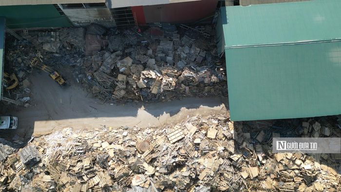 Các vật liệu được tập kết về ở khu nhà xưởng đều là loại dễ bắt lửa.