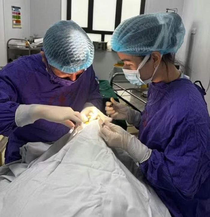 Ê-kíp phẫu thuật cho bệnh nhân. Ảnh BVCC.
