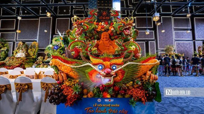 Từ những trái bưởi, đu đủ, thanh long, xoài, dừa... qua đôi bàn tay tài hoa của các nghệ nhân đã hóa thành những tác phẩm nghệ thuật mang hình tượng rồng, phượng, hoa sen, linh vật và các biểu tượng Phật giáo đầy sống động. Mỗi tác phẩm là một câu chuyện riêng, kết tinh từ sự khéo léo, óc sáng tạo và tâm huyết của người nghệ nhân.