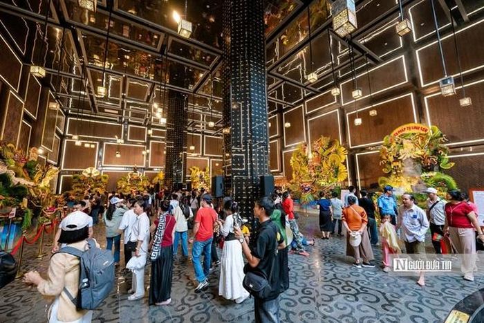 Giữa không gian linh thiêng của ngọn núi cao nhất Nam bộ, các tác phẩm nghệ thuật trái cây như hòa quyện cùng tiếng chuông chùa, làn gió mát và khung cảnh thiên nhiên hùng vĩ. Nhiều du khách dừng chân thật lâu trước các tác phẩm lấy cảm hứng từ hoa sen, Phật pháp, sự hòa hợp giữa con người và thiên nhiên. Chị Huỳnh Như Ý (du khách từ TP.HCM) chia sẻ: "Đây là lần đầu tiên tôi thấy một lễ hội đặc biệt như vậy. Vừa được chiêm bái, vừa được thưởng lãm nghệ thuật".