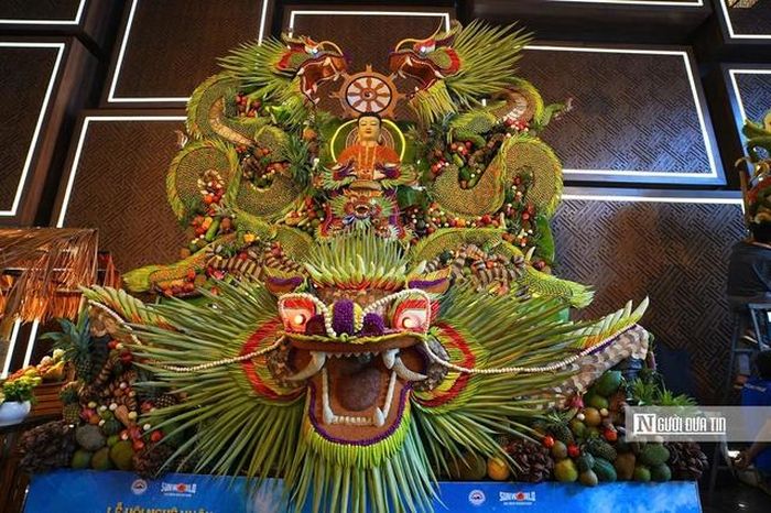 Từ những loại trái cây quen thuộc, các nghệ nhân đã thổi hồn để tạo nên những tác phẩm mang vẻ đẹp riêng giữa không gian linh thiêng của núi Bà Đen. Khi lễ hội khép lại, những tác phẩm rồi sẽ hoàn thành sứ mệnh của mình, nhưng dấu ấn về một mùa hội độc đáo, nơi nghệ thuật gặp gỡ tâm linh trên "nóc nhà Nam bộ", chắc chắn sẽ còn ở lại trong ký ức của hàng ngàn du khách.