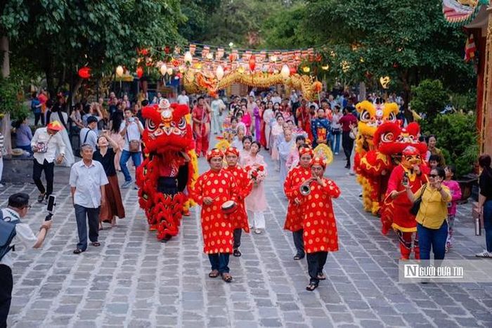 Những ngày này, khi dòng người hành hương đổ về núi Bà Đen (Tây Ninh) dự Lễ vía Bà, khu vực quảng trường trên đỉnh núi trở thành điểm nhấn đặc biệt với các tác phẩm tạo hình trái cây được sắp đặt công phu.