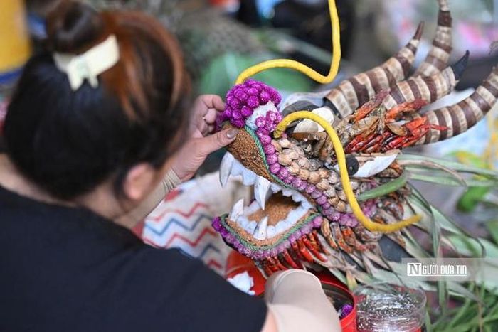 Nhiều nghệ nhân vẫn miệt mài hoàn thiện những chi tiết cuối cùng trên tác phẩm dự thi. Những nhát dao tỉa mềm mại, những đường khắc tinh xảo hiện lên trên lớp vỏ trái cây khiến nhiều du khách đứng xem không khỏi thán phục. Có người dành hàng chục giờ đồng hồ để hoàn thành một tác phẩm. Có nhóm nghệ nhân phải vận chuyển hàng trăm ký trái cây từ các tỉnh miền Tây, Đông Nam bộ lên đỉnh núi để tham gia tranh tài.